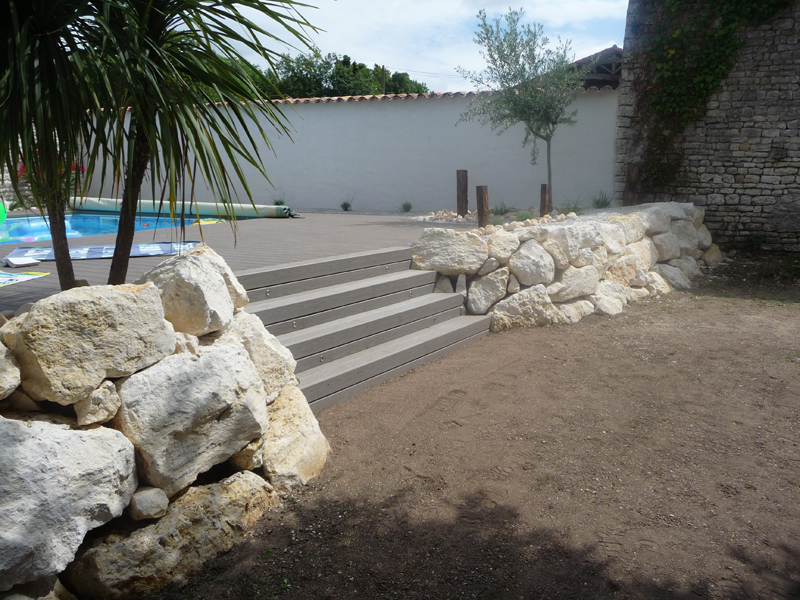 Création d'un terrasse en bois et d'un aménagement autour d'une piscine, Saint-Jean-d'Angély (17400) - Green Garden Paysage (28/29)
