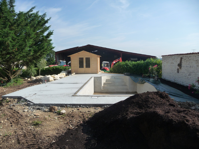 Création d'un terrasse en bois et d'un aménagement autour d'une piscine, Saint-Jean-d'Angély (17400) - Green Garden Paysage (2/29)