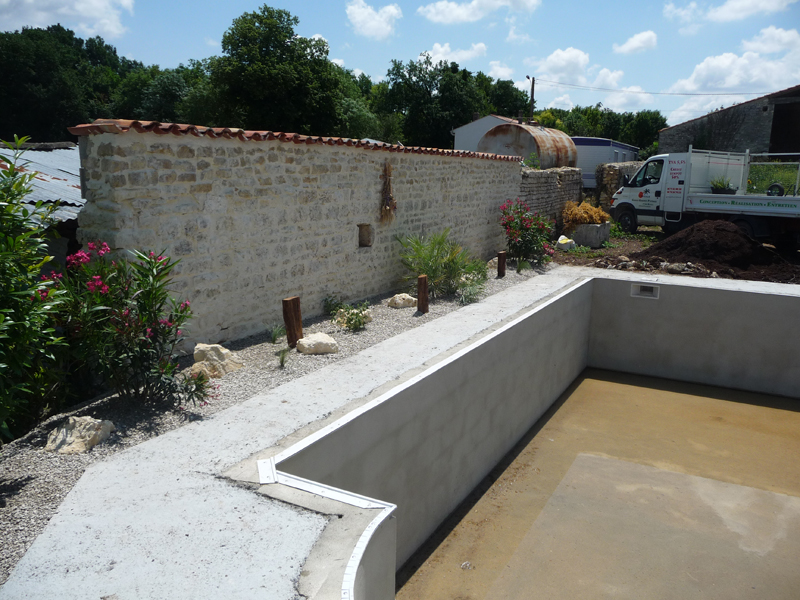 Création d'un terrasse en bois et d'un aménagement autour d'une piscine, Saint-Jean-d'Angély (17400) - Green Garden Paysage (5/29)